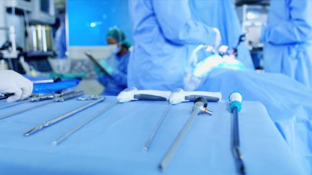 Kirurger som utför kirurgiska laparoskopi operation — Stockvideo