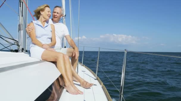 Pareja navegando en el yate — Vídeos de Stock