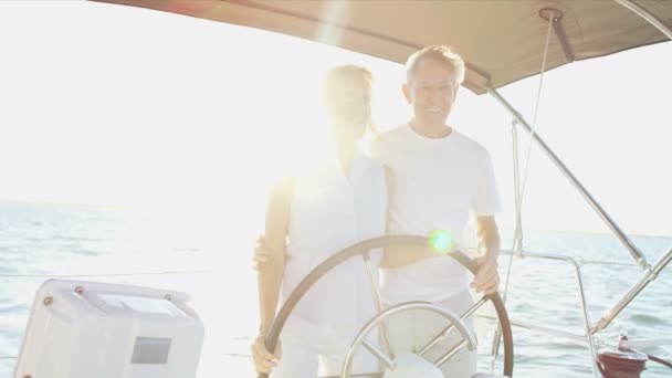 Муж и жена, плывущие на лодке — стоковое видео