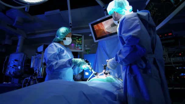 Équipe chirurgicale effectuant une chirurgie laparoscopique — Video
