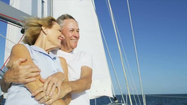 Casal navegando no oceano — Vídeo de Stock