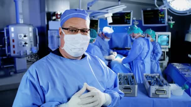 Хирургическая бригада, выполняющая ортопедическую операцию — стоковое видео
