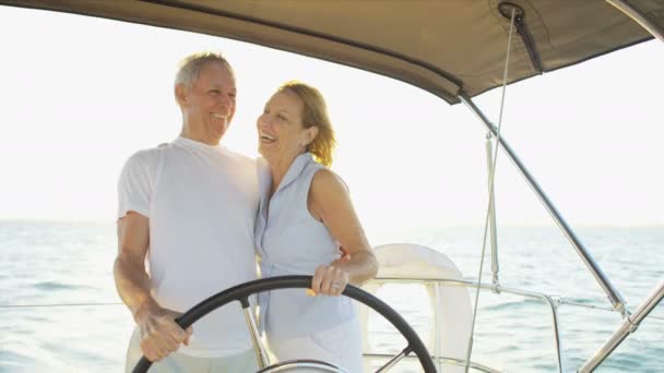 Marido y mujer en su velero — Vídeo de stock