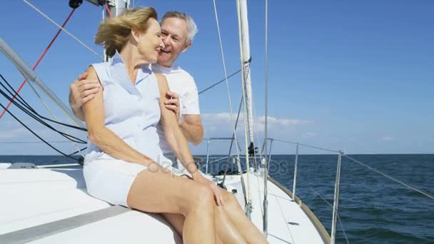 Pareja navegando en el yate — Vídeos de Stock