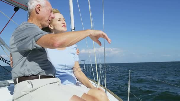 Maschio e femmina sulla loro barca a vela — Video Stock