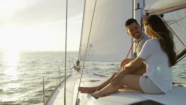 Iate à vela com casal — Vídeo de Stock