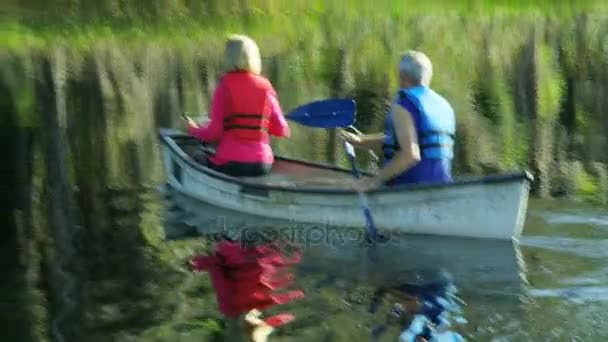 Couple canoeing on the lake — Stock Video