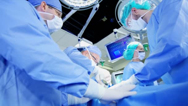 Хирурги, выполняющие ортопедическую операцию — стоковое видео