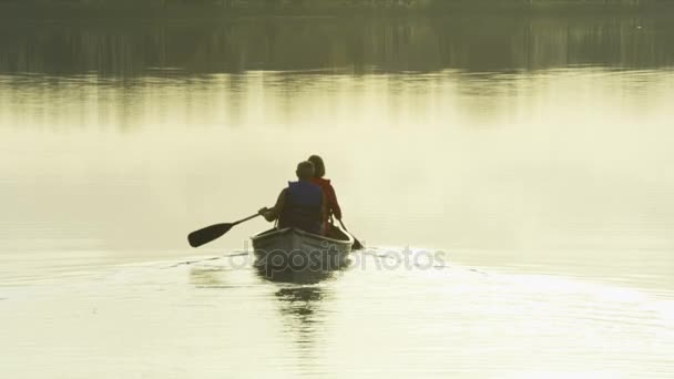 Couple dans le canot sur le lac — Video