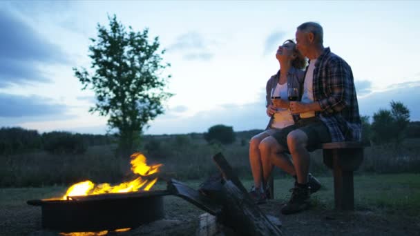 Aînés assis près du feu de camp — Video