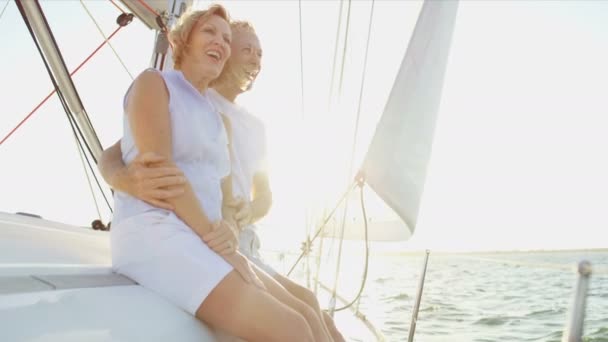 Man en vrouw op hun zeilboot — Stockvideo