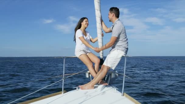 Iate à vela com casal — Vídeo de Stock