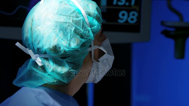 Chirurgo donna che esegue un intervento di laparoscopia — Video Stock