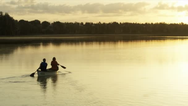 Pareja teniendo viaje en kayak — Vídeos de Stock