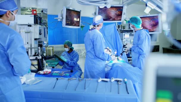 外科チームは、操作を実行します。 — ストック動画
