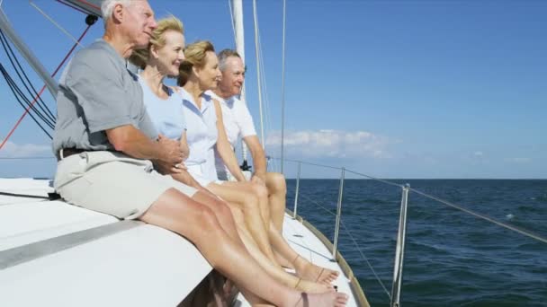 Amigos em seu barco à vela — Vídeo de Stock