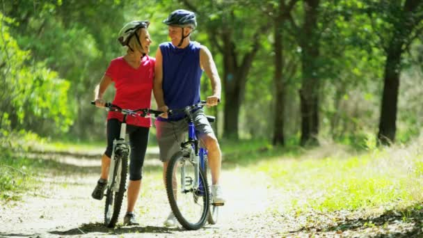 Pareja de ciclismo en el parque — Vídeo de stock