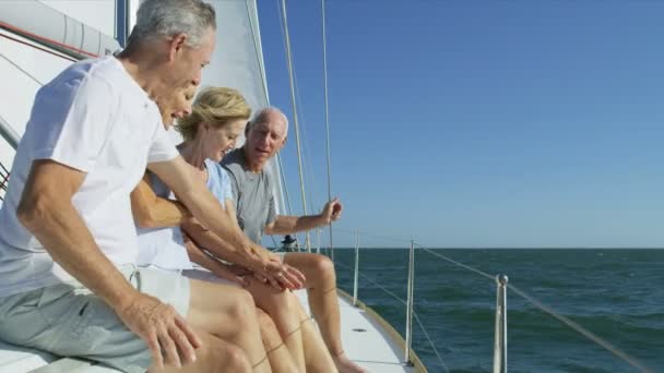 Parejas navegando en el mar — Vídeo de stock