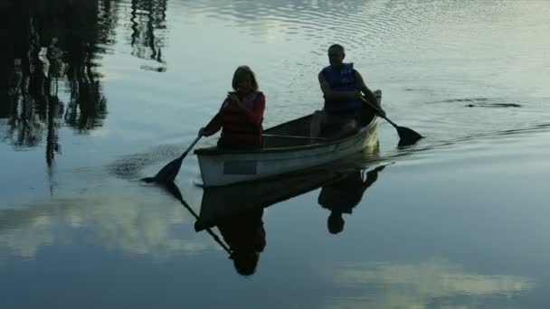 Pareja teniendo viaje en kayak en el lago — Vídeo de stock