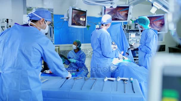 Equipo de entrenamiento quirúrgico realizar la operación — Vídeo de stock