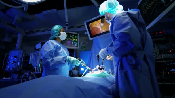 Équipe de spécialistes hospitaliers effectuant une chirurgie laparoscopique — Video