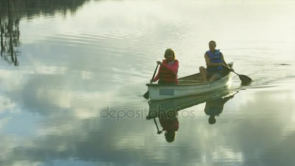 Coppia nel kayak sul lago — Video Stock