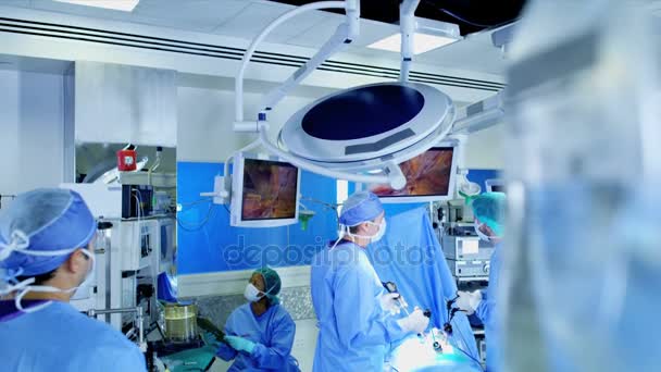 Treinamento masculino e feminino em cirurgia laparoscópica — Vídeo de Stock