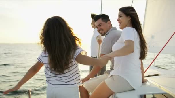 Батьки з сином і дочкою подорожують на яхті — стокове відео