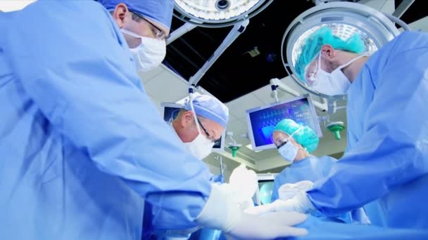 Equipo quirúrgico que realiza la cirugía ortopédica — Vídeos de Stock
