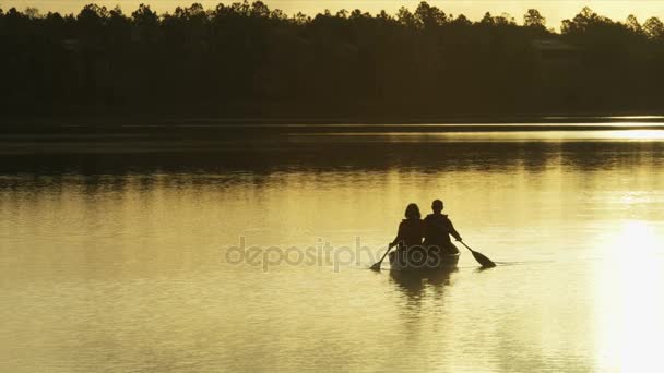Paar paddelt auf dem See — Stockvideo