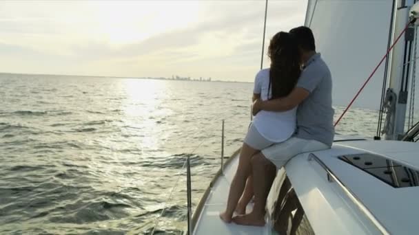 ヨットでカップルセーリング — ストック動画