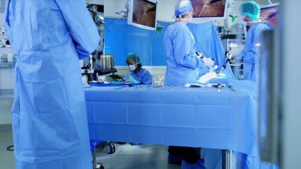 Kirurger som utför laparoskopisk operation — Stockvideo