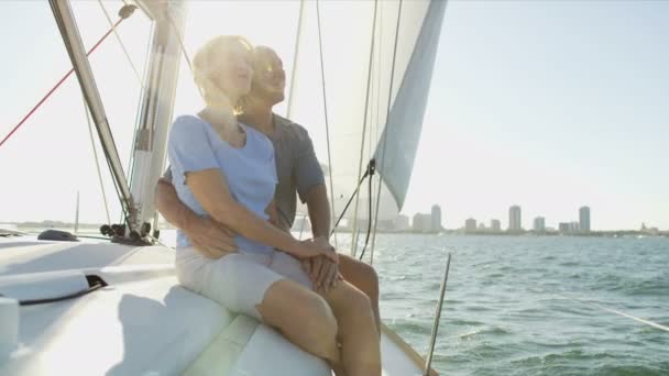 Пара плаває на яхті — стокове відео