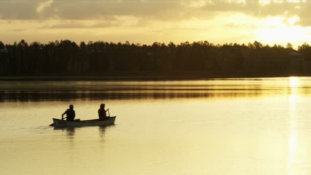 Coppia canoa sul lago — Video Stock