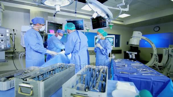 Equipo médico que realiza operación de cirugía ortopédica — Vídeos de Stock