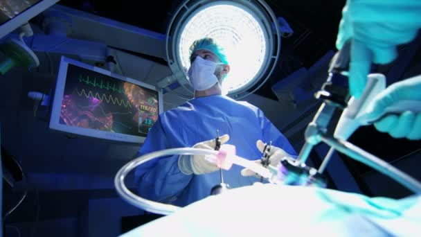 Formación del equipo quirúrgico en quirófano — Vídeo de stock