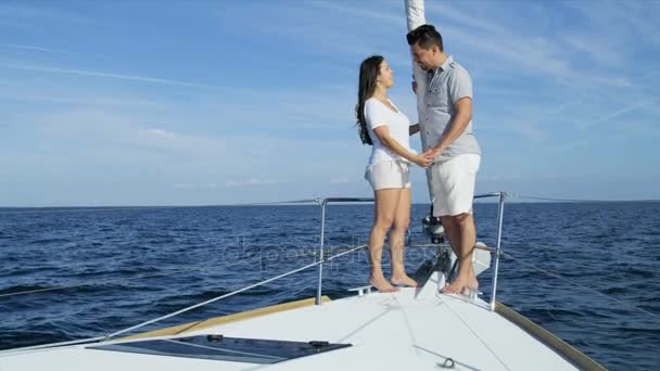 Paar segelt auf Jacht — Stockvideo