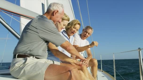 Parejas en su yate de vela — Vídeo de stock