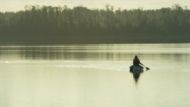 Couple en kayak sur le lac — Video