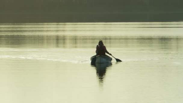 Pareja en el kayak en el lago — Vídeos de Stock