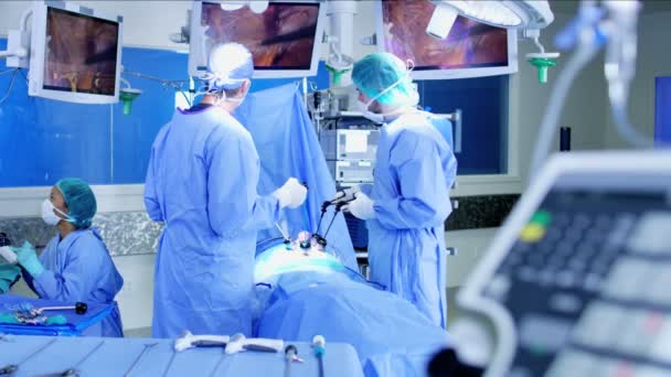 Chirurgický tým připravuje k provedení operace — Stock video