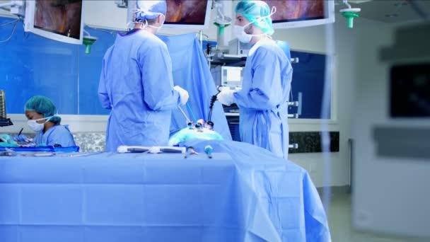 Laparoskopi işlemi gerçekleştirmeden cerrahlar — Stok video
