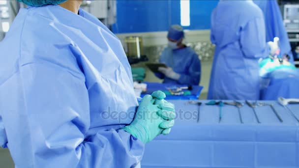 Uitvoeren van laparoscopie chirurgie op de patiënt — Stockvideo