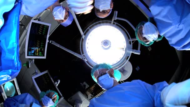 Operação cirúrgica realizada pela equipe — Vídeo de Stock