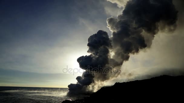Vapor volcánico que explota en el océano Pacífico — Vídeo de stock