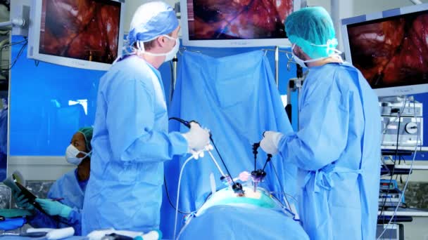 Squadra ospedaliera che esegue l'operazione di laparoscopia — Video Stock
