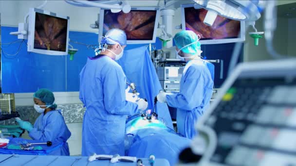 Entrenamiento masculino y femenino en cirugía laparoscópica — Vídeo de stock
