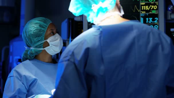 Équipe chirurgicale effectuant une laparoscopie chirurgie — Video