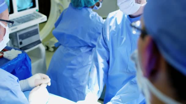 Tıbbi ekip ortopedik cerrahi işlemi gerçekleştirmeden — Stok video