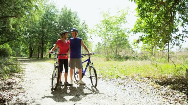 Casal de ciclismo na floresta — Vídeo de Stock